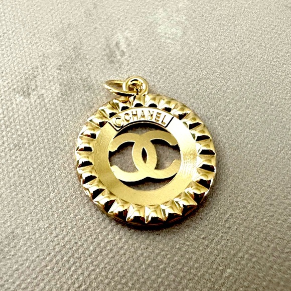 CHANEL Gold, Iridescent Stone Round Pendant, Charm with Gold Details, CC Logo - Picture 3 of 3
